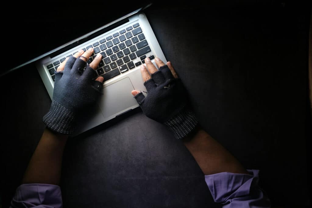 Hacker ladrón pirateando software ilegal