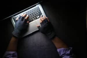 Hacker ladrón pirateando software ilegalmente